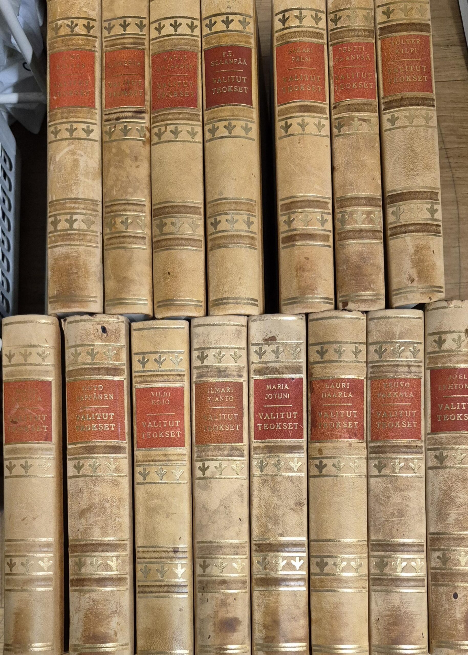 Valitut teokset 1-15 kotimaiset kertojat : Kilpi Volter, Kallas Aino, Onerva L. , Kajander Kalle, Sillanpää F.E. , Pälsi Sakari, Haanpää Pentti, Lehtonen Joel, Pakkala Teuvo, Haarala Lauri, Jotuni Maria, Kianto Ilmari, Kojo Viljo, Seppänen Unto, Lassila Maiju