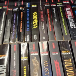 Reijo Mäki paketti (32 kirjaa): Black jack, Cowboy, Hard luck cafe, Hot dog, Huhtikuun tytöt, Keltainen leski, Lännen mies, Mustasiipi, Sheriffi, Tulivouri, Uhkapelimerkki, Pahan suudelma, Mullan maku, Köyhä ritari, Kolmatoista yö, Pimeyden tango, Cekko, Marraskuu on musta hauta, Enkeli pölyä, Satakieli lauloi yöllä, Enkelit kanssasi, Kruunun vasikka, Soopeli, Kaidan tien kulkija, Sukkanauhakäärme, Jäätynyt enkeli, Kuoleman kapelimestari, Maitolasimies, Moukanpeli, Rahan kääntöpiiri, Liian kaunis tyttö, Tolvana