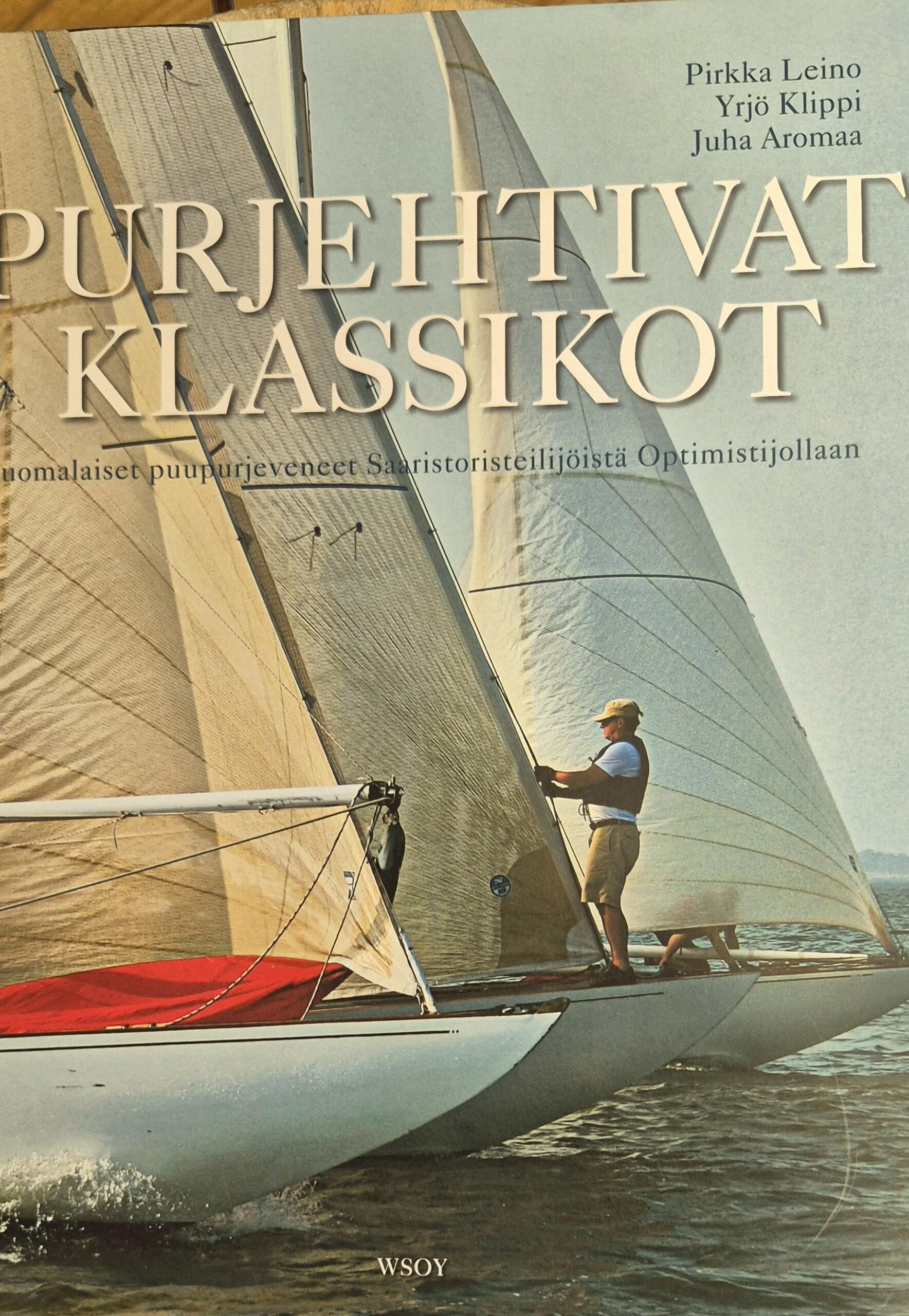 Purjehtivat klassikot : suomalaiset puupurjeveneet saaristoristeilijöistä optimistijollaan