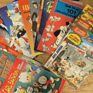 Aku Ankka lehden erikoisnumeroita 1976-2017 (19 kpl:tta) : 101 Dalmatian koiraa, Aku Ankka 1987-52 B, Aku Ankka 1991-52 B, Aku Ankka 1995-52 B, Aku Ankka 1996-44 Liite,  Aku Ankka 1996-52 B, Aku Ankka 1998-52 B, Aku Ankka 2006-51 B, Aku Ankka 2007-51 B, Aku Ankka 2008-51 B,  Aku Ankka 2009-51 B, Aku Ankka 2010-11 : Dekkariliite, Aku Ankka 2011-40 : Carl Barks vitsisarjoja,  Aku Ankka joulumanteli 2012-51 B, Aku Ankka lukulahja 2014, Aku Ankka joulumanteli 2014-51 B,  Aku Ankka joulumanteli2015-52-53 B, Aku Ankka joulumanteli 2016-51 B, Aku Ankka joulumanteli 2017-51 B