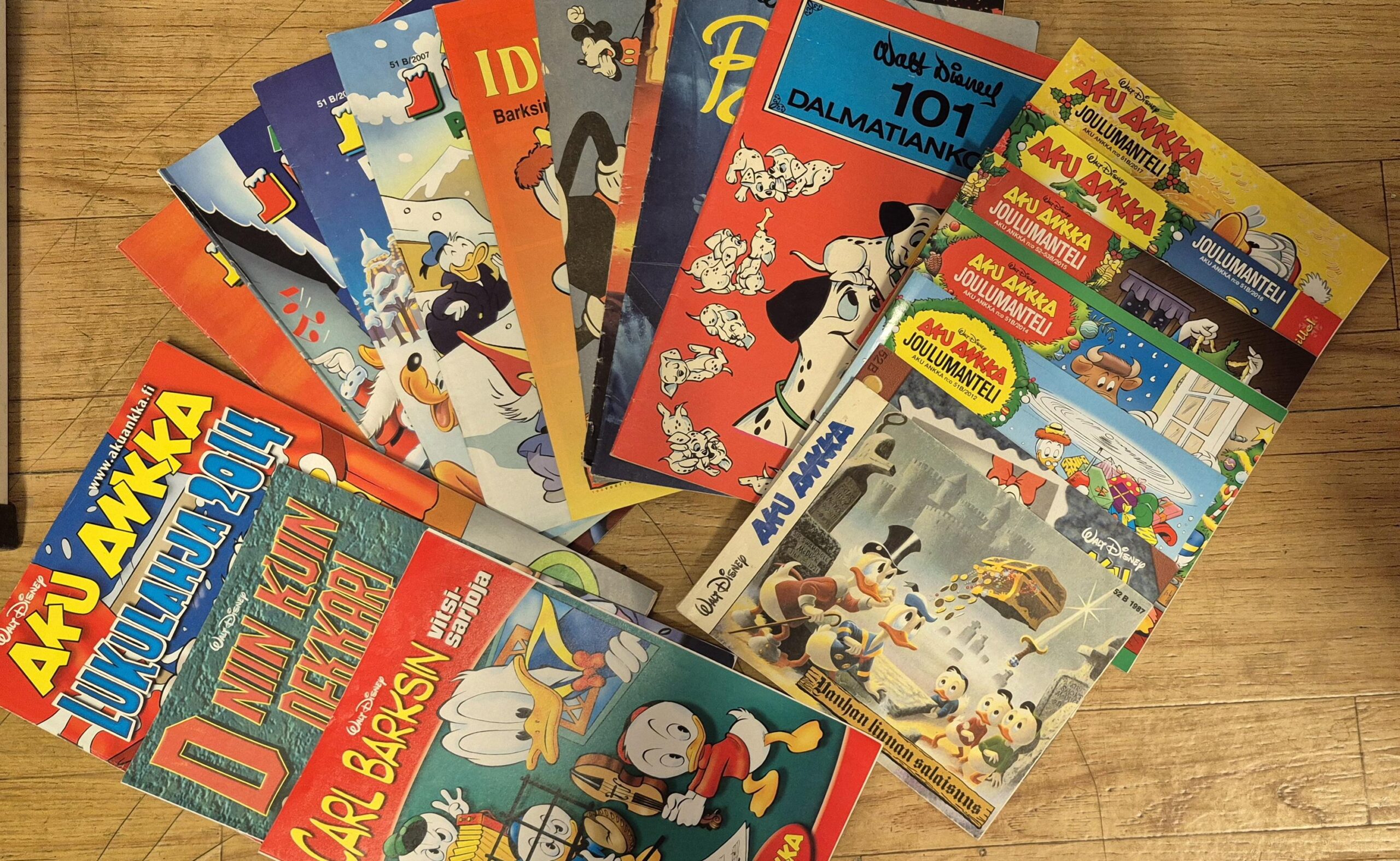 Aku Ankka lehden erikoisnumeroita 1976-2017 (19 kpl:tta) : 101 Dalmatian koiraa, Aku Ankka 1987-52 B, Aku Ankka 1991-52 B, Aku Ankka 1995-52 B, Aku Ankka 1996-44 Liite, Aku Ankka 1996-52 B, Aku Ankka 1998-52 B, Aku Ankka 2006-51 B, Aku Ankka 2007-51 B, Aku Ankka 2008-51 B, Aku Ankka 2009-51 B, Aku Ankka 2010-11 : Dekkariliite, Aku Ankka 2011-40 : Carl Barks vitsisarjoja, Aku Ankka joulumanteli 2012-51 B, Aku Ankka lukulahja 2014, Aku Ankka joulumanteli 2014-51 B, Aku Ankka joulumanteli2015-52-53 B, Aku Ankka joulumanteli 2016-51 B, Aku Ankka joulumanteli 2017-51 B